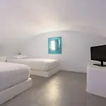 Nikolas 3* Karterados (Santorini)